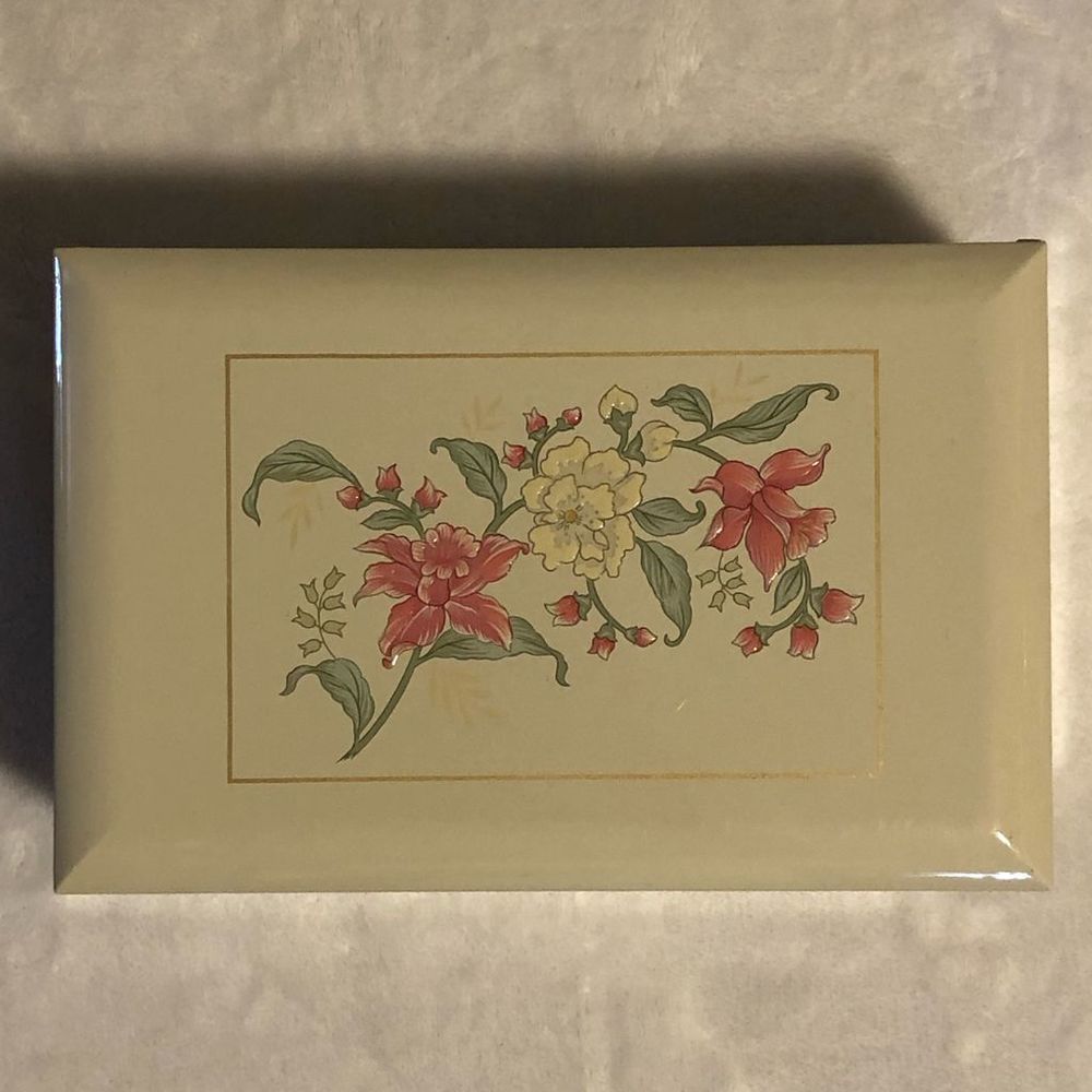 Vintage Otagiri Prima White Lacquerware Music Box